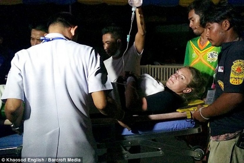 Alice Louise Davies dibawa ke rumah sakit untuk melakukan pertolongan pada kakinya setelah terkena baling-baling kapal.