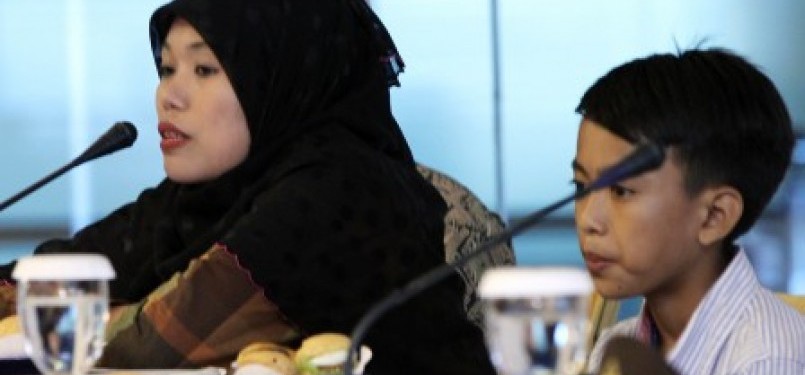 Alif (kanan) beserta Ibunya, Siami (kiri), saat mengikuti diskusi terbuka di Surabaya, Kamis (16/6). 