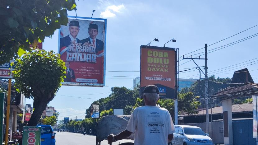 aliho bergambar Jokowi-Ganjar di dekat Tugu Makutha, Solo, Jumat (21/7/2023).