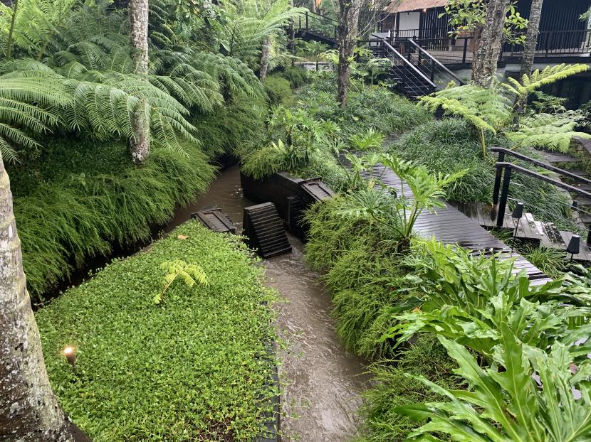 Aliran air subak dengan pembatas yang terletak di dalam kawasan Hoshinoya Bali, Gianyar. Hotel yang terletak 20 menit dari Ubud ini mendesain bangunan dengan tidak mengganggu aliran subak yang ada di kawasan hotel. 