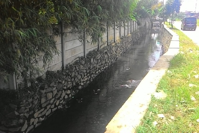 Aliran air yang tercemar limbah pabrik di Melong, Cimahi Selatan, Kota Cimahi