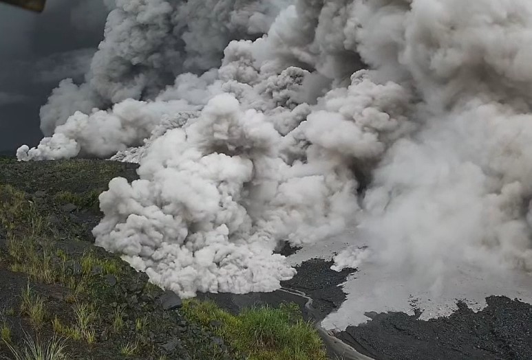 Aliran awan panas Gunung Semeru dipantau dari Lumajang, Jawa Timur, Rabu (19/11/2025).