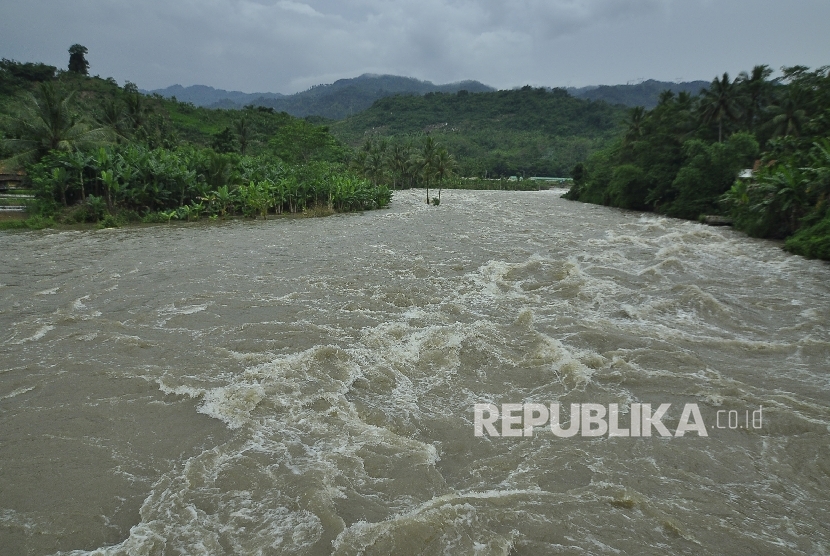 Aliran deras sungai. ilustrasi. Nenek Khaminah Ditemukan Selamat Setelah Terbawa Arus Sungai Batang Tebo