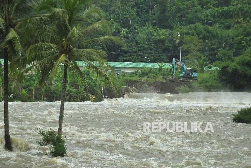 Aliran deras Sungai Citarum akibat dibukanya pintu spillway Waduk Saguling karena tingginya debit air di Kampung Cisameung, Desa Rajamandalakulon, Kecamatan Cipatat, Kabupten Bandung Barat, Ahad (13/11).
