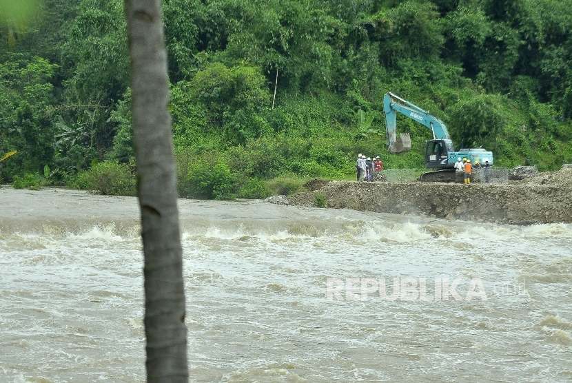 Aliran deras Sungai Citarum akibat dibukanya pintu spillway Waduk Saguling karena tingginya debit air di Kampung Cisameung, Desa Rajamandalakulon, Kecamatan Cipatat, Kabupten Bandung Barat, Ahad (13/11)