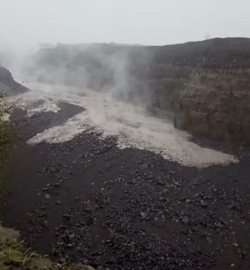 Aliran guguran lava pijar Gunung Semeru dengan jarak luncur kurang lebih 500 meter sampai 800 meter, Sabtu (4/12). hampir semua rumah di Dusun Curah Kobokan, Desa Supiturang, hancur akibat letusan Gunung Semeru.  