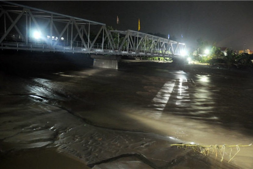Aliran lahar dingin di Sungai Konto, Kandangan, Pare, Kediri, Jawa Timur. Selasa (18/2). 