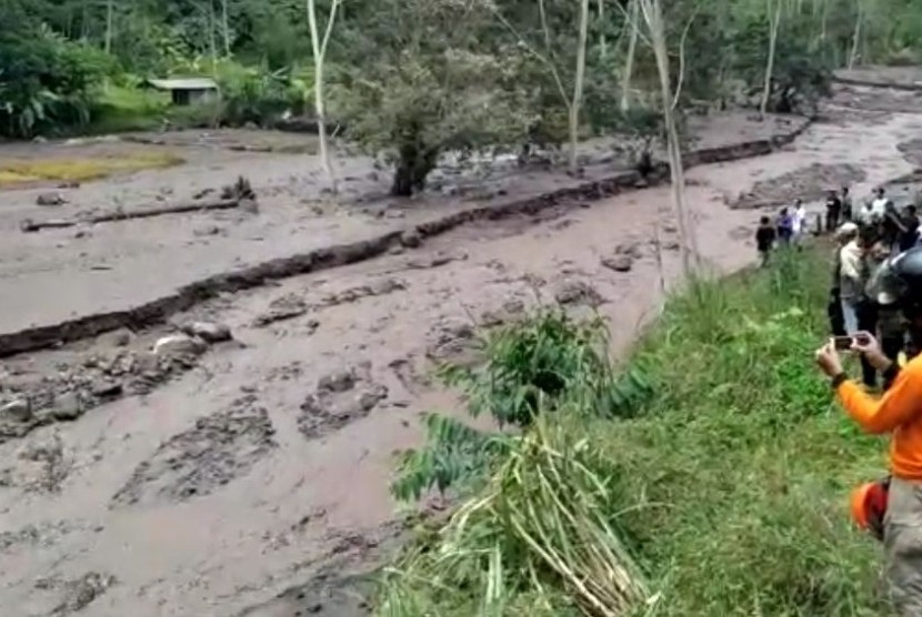 Aliran lahar dingin Gunung Agung yang melalui sejumlah sungai semakin deras. Ini juga dipicu hujan yang terus mengguyur Karangasem beberapa hari hari terakhir.