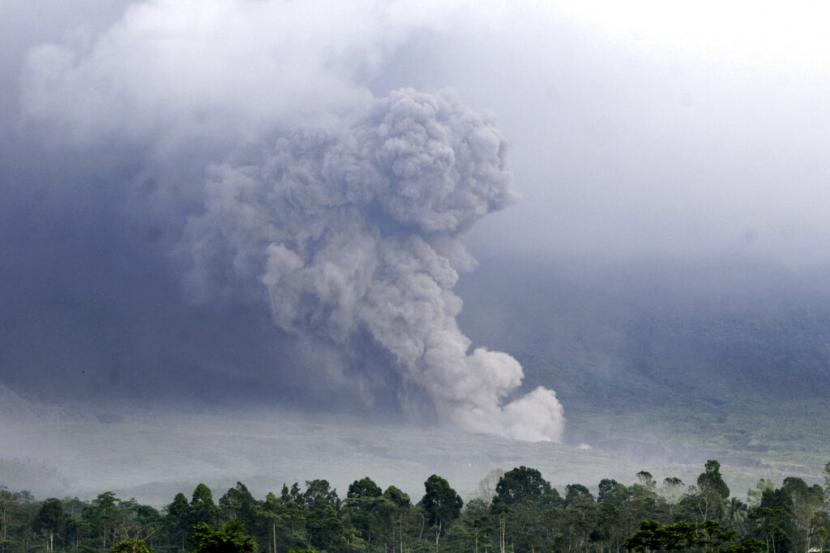 Gunung Semeru saat erupsi pada Ahad, 4 Desember 2022 di Lumajang, Jawa Timur. 
