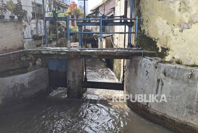 Aliran Sungai Cimindi di Kota Cimahi, Jawa Barat yang Kerap Meluap Saat Hujan Deras Hingga Menyebabkan Banjir di Jalan Cigugur Tengah dan Jalan Mahar Martanegara.