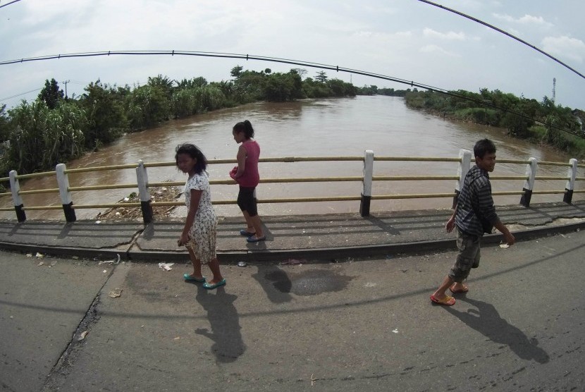 Aliran Sungai Citarum masih cukup tinggi dan masih merendam beberapa wilayah di Kabupaten Bandung, Rabu (16/3). Meski demikian banjir berangsur-angsur mulai surut.