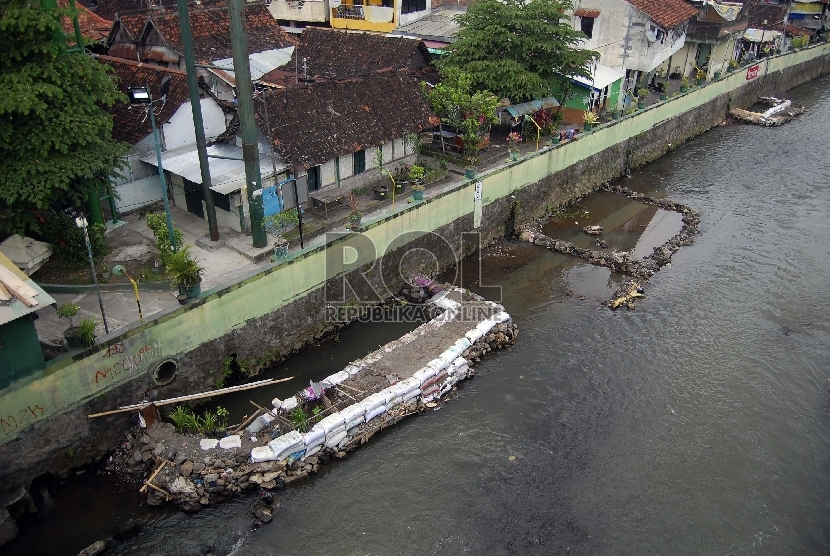 Aliran sungai Kali Code, dibawah jembatan Kleringan, jalan Abu Bakar Ali, Yogyakarta.