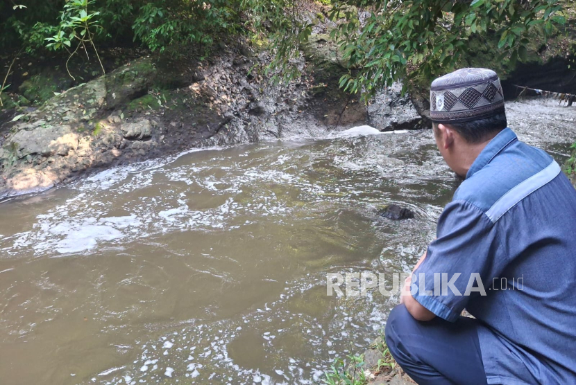 Aliran sungai tercemar sekitar 6 kilometer dari wilayah Maribaya Lembang hingga berakhir di Dago, Kota Bandung pada Rabu (30/4)