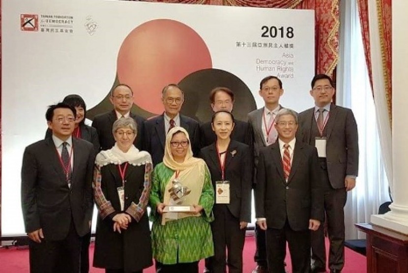Alisa Wahid usai menerima penghargaan Asia Democracy and Human Rights Award 2018