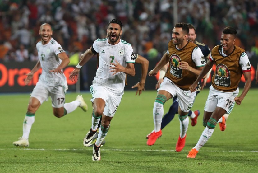 Para pemain Aljazair merayakan keberhasilan lolos ke final Piala Afrika 2019. Piala Afrika 2021 di Kamerun akan digelar Januari-Februari seperti jadwal lama.