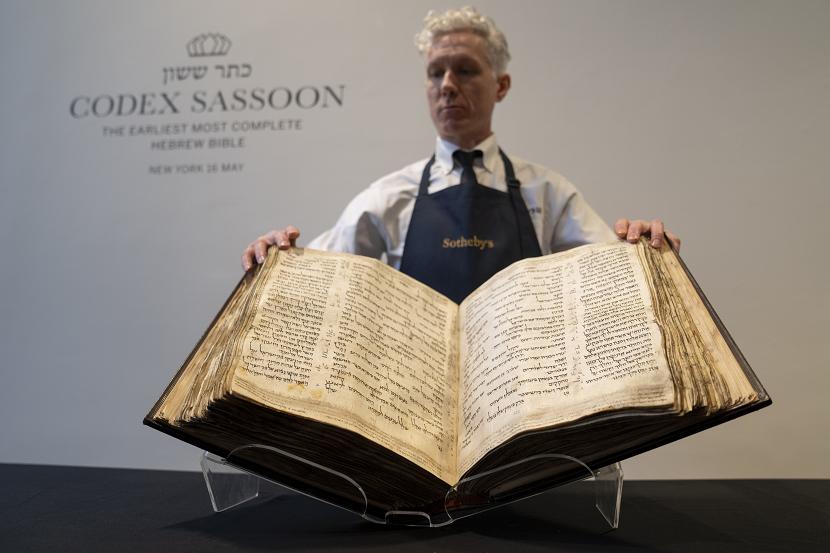 Alkitab Ibrani berusia 1.100 tahun yang merupakan manuskrip alkitab tertua di dunia dijual senilai 38 juta dolar AS di New York.