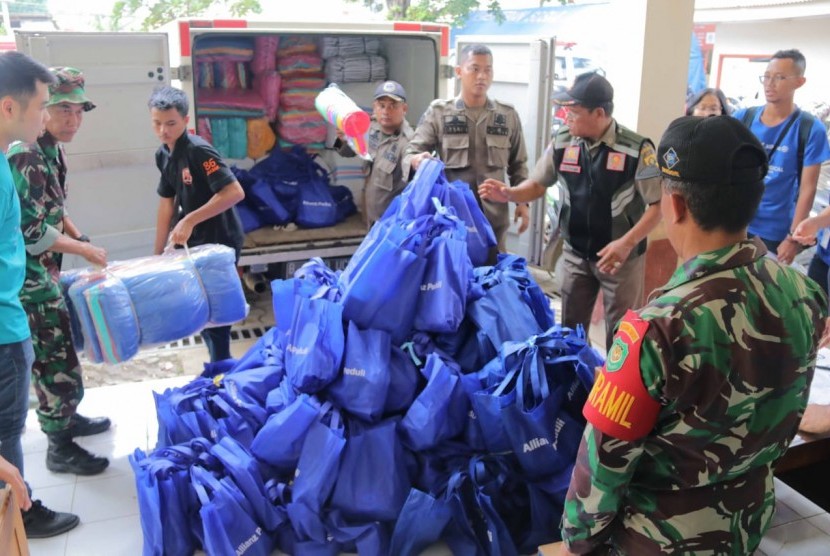 Allianz Indonesia memberikan bantuan untuk korban banjir.