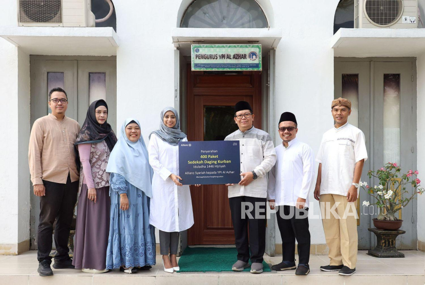 Allianz Syariah menggandeng YPI Al-Azhar mendistribusikan 400 paket sedekah daging kurban kepada masyarakat pada Idul Adha tahun ini. 