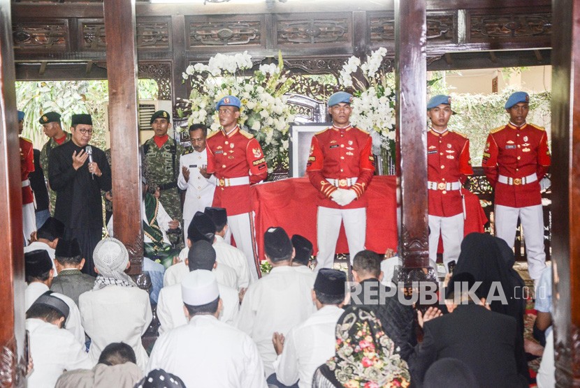Alm Ani Yudhoyono di Cikeas.Sejumlah tamu sholat jenazah di depan peti Almarhum Ani Yudhoyono di Cikeas, Bogor, Jawa Barat, Ahad (2/5).