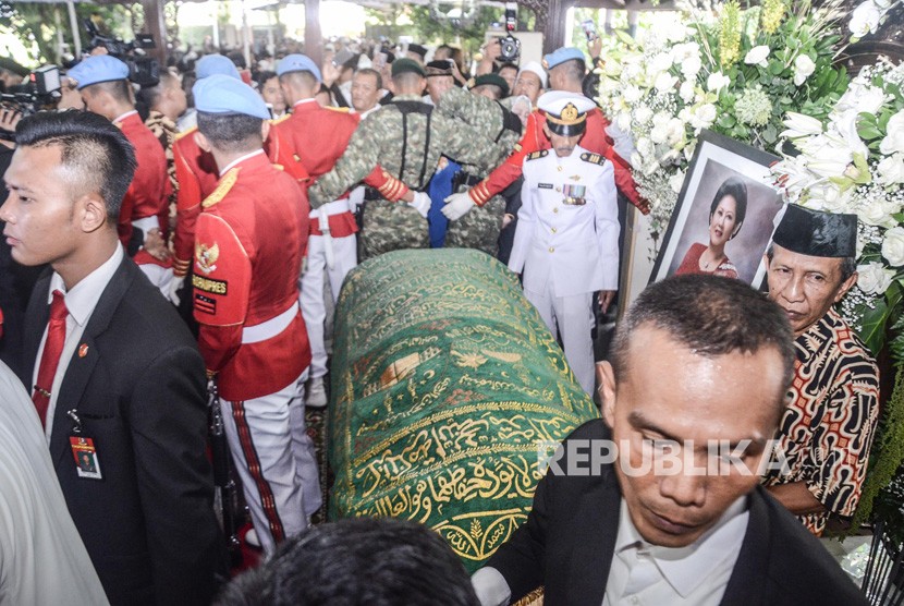 Alm Ani Yudhoyono di Cikeas.Suasana penjagaan peti Almarhum Ani Yudhoyono di Cikeas, Bogor, Jawa Barat, Ahad (2/5).