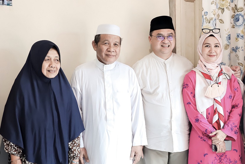 Almarhum KH Ahmad Hijazi (kedua dari kiri), pimpinan Pondok Pesantren Al-Islam Desa Kemuja Kabupaten Bangka dan Erzaldi Rosman, Gubernur Kep Bangka Belitung 2017-2022