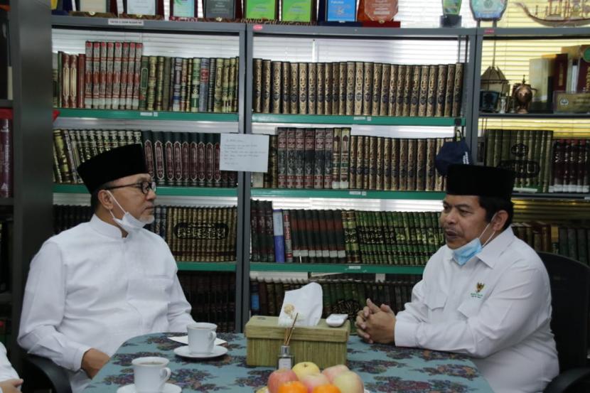 Almarhum Kiai Ahmad Luthfi Fathullah, saat bersilaturahim dengan Wakil Ketua MPR Zulkifli Hasan (Zulhas).