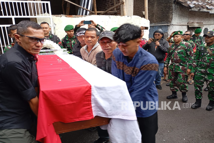 Almarhum Mayor CPL Anda Rohanda dimakamkan di Kampung Sukasari, RT 02 RW 03, Desa Cinunuk, Kecamatan Cileunyi, Kabupaten Bandung, Selasa (13/5/2025) siang