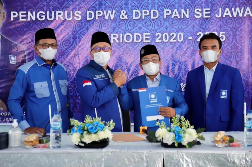 Almarhum Prof Suyatno bersama dengan Ketua Umum DPP PAN Zulkifli Hasan (tengah), saat pelatikan pengurus DPW dan DPD PAN se-Jawa. (foto ilustrasi)
