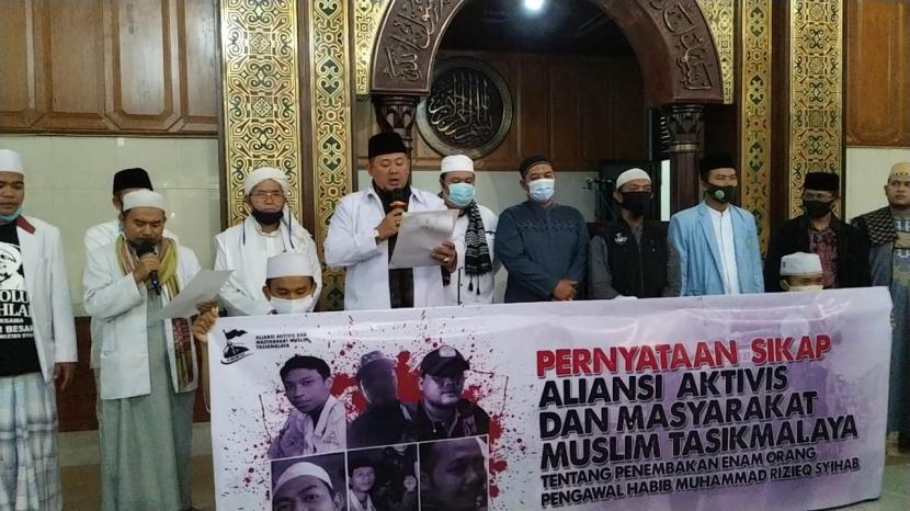 Almumtaz memberikan pernyataan sikap atas meninggalnya enam orang anggota FPI, di Masjid Agung Tasikmalaya, Jumat (11/12). 