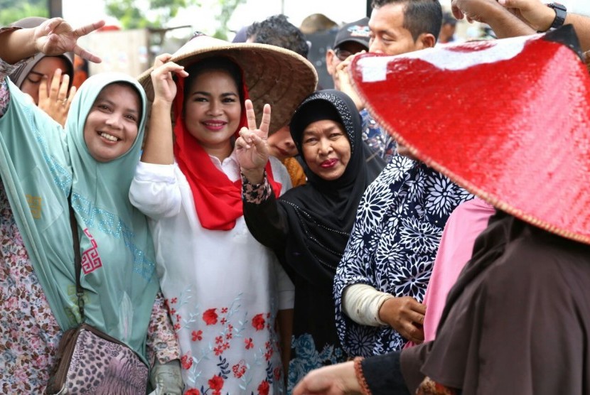 alon Wakil Gubernur Jawa Timur, Puti Guntur Soekarno (tengah)
