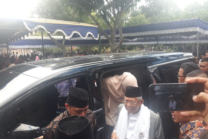 alon Wakil Presiden (Cawapres) nomor urut 01 KH Ma'ruf Amin melakukan silaturahim dengan pengasuh dan santri Pondok Pesantren Ath-Thahiriyah Alfadiliyah Bodak, Praya, Lombok Tengah, Nusa Tenggara Barat (NTB), Selasa (2/4) siang.