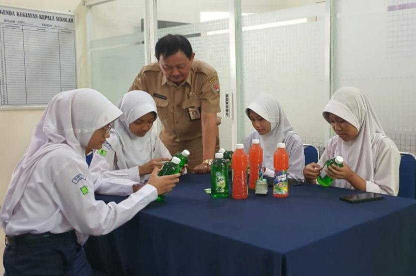 Aloysius Kristiyanto, Principal of Public Junior High School (SMPN) 5 Semarang, applies teaching factory learning model. 