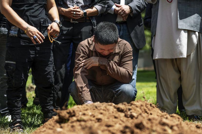 Altaf Hussain menangis di makam saudaranya Aftab Hussein di Pemakaman Fairview Memorial Park di Albuquerque, New Mexico, Amerika Serikat (AS), Jumat (5/8/2022). Aftab Hussein merupakan Muslim korban penembakan. Muslim Albuquerque: Pembunuhan Empat Muslim tak Berhubungan dengan Agama