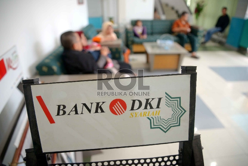 Nasabah menunggu antrian di kantor Bank DKI Syariah, Jakarta, beberapa waktu lalu. Bank DKI membukukan pertumbuhan kredit sebesar 3,96 persen menjadi Rp 33,66 triliun per Maret 2021 (yoy).