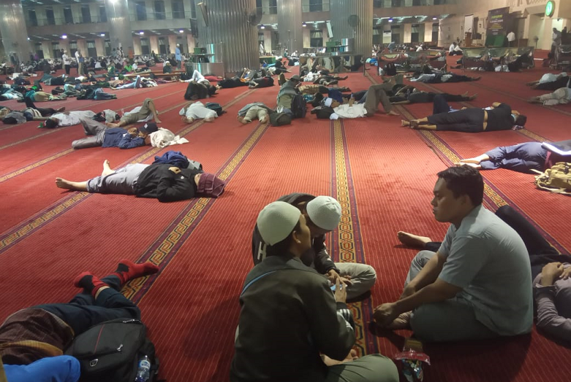 Alumni 212 beristirahat di masjid Istiqlal 