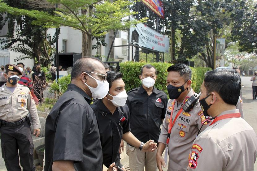 Alumni Akademi Kepolisian (Akpol) 1991 Batalyon Bhara Daksa menyelenggarakan kegiatan Bakti Sosial (Baksos) dengan membagikan 1.500 paket sembako gratis kepada masyarakat yang terdampak pandemi Covid-19 di wilayah DKI Jakarta dan sekitarnya.