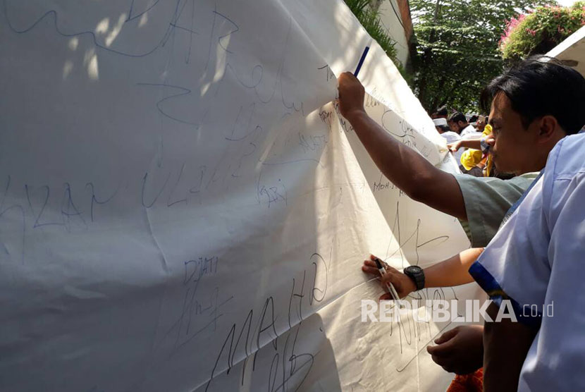 Alumni Bela Islam 212 menandatangani petisi di atas kain sepanjang 1 km untuk mendukung Komnas HAM mengusut pelaku pelanggaran HAM terhadap ulama dan aktivis di Komnas HAM, Jumat (12/5). 