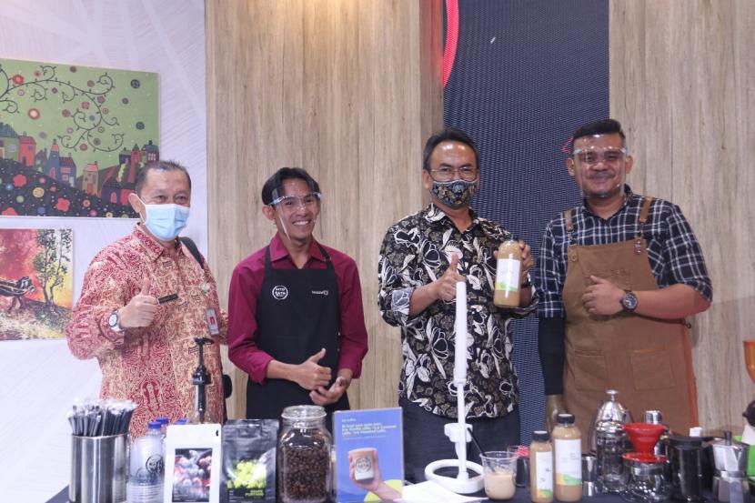 Alumni dari Balai Besar Cibinong, Bogor, Rendi Agustra dan Saldi Rahman memerkan hasil usaha kopi mereka.