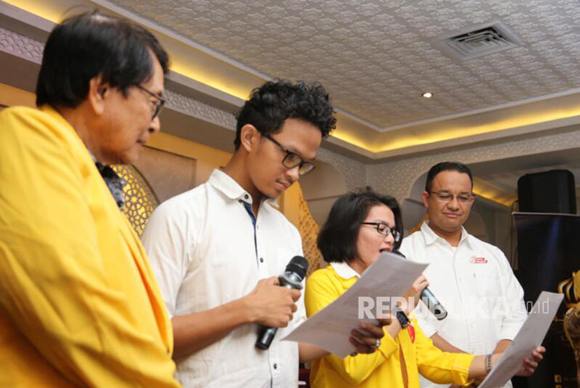 Alumni Himpunan Mahasiswa Islam (HMI), anggota HMI Universitas Indonesia (UI) dan pemuda Al Irsyad Al Islamiah sampaikan kesiapan memenangkan Anies-Sandi di Pilkada DKI putaran kedua. Menteng, Jakarta Pusat, Rabu (5/4). 