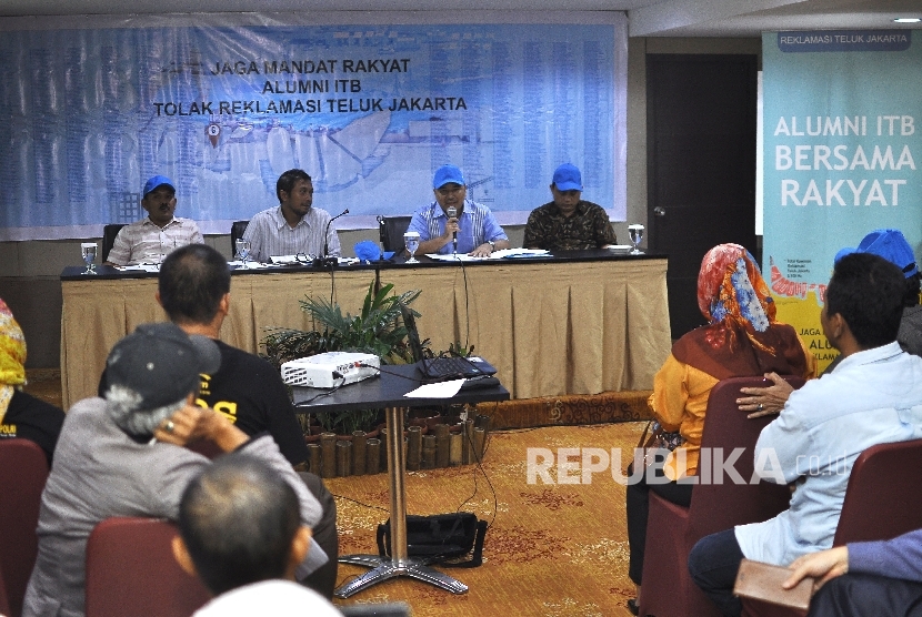 Alumni Institut Teknologi Bandung (ITB) Muslim Armas (kedua kanan) didampingi Khalid Zabidi, Ayub Lakono, Dan Arizon Agust memberikan keterengan kepada media saat konferensi pers Petisi Alumni ITB Tolak Reklamasi Teluk Jakarta di Hotel Sofyan Betawi, Jakarta, Selasa (24/10).