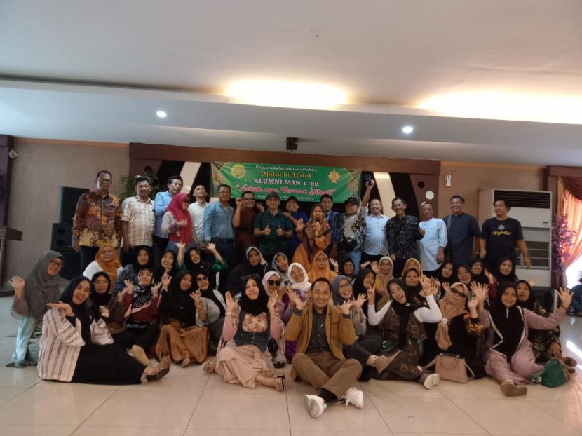 Alumni MAN  1 Bandar Lampung Angkatan 1992 menggelar halal bihalal di Bandar Lampung, Ahad (15/5).