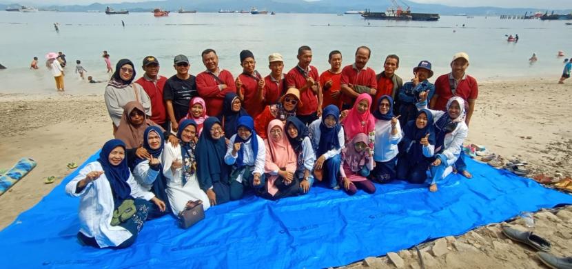 Alumni MTsN 2  Bandar Lampung Angkatan 1989 mengadakan kegiatan  pelesiran ke Pantai Tiska, di Kecamatan Panjang,  Bandar Lampung, Ahad (26/6).