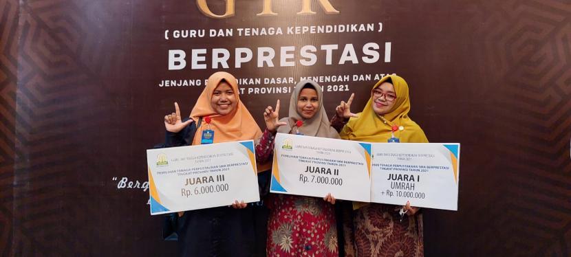 Alumni Program Studi Ilmu Perpustakaan Fakultas Adab dan Humaniora Universitas Islam Negeri Ar-Raniry Banda Aceh menjadi juara meraih penghargaan Tenaga Perpustakaan Berprestasi tingkat Provinsi Aceh tahun 2021.
