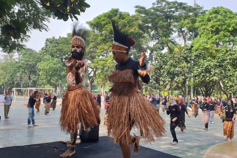 Alumni SMA Jakarta Bersatu  (ASJB) menampilkan tarian pergaulan khas Papua, Yosim Pancar (Yospan) sebagai langkah persiapan dalam menyambut pelantikan Presiden dan Wakil Presiden terpilih masa bakti 2019-2024, Joko Widodo dan Ma’ruf Amin pada 20 Oktober mendatang.