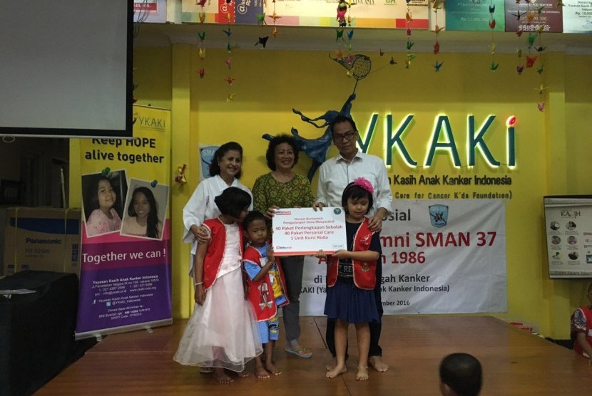 Alumni SMAN 37 Jakarta bersama Alfamart menggelar baksi sosial di YKAKI.