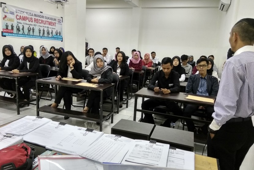 Alumni STMIK Nusa Mandiri Sukabumi mendapatkan penjelasan mengenai PT Intrias  Mandiri Sejati.  
