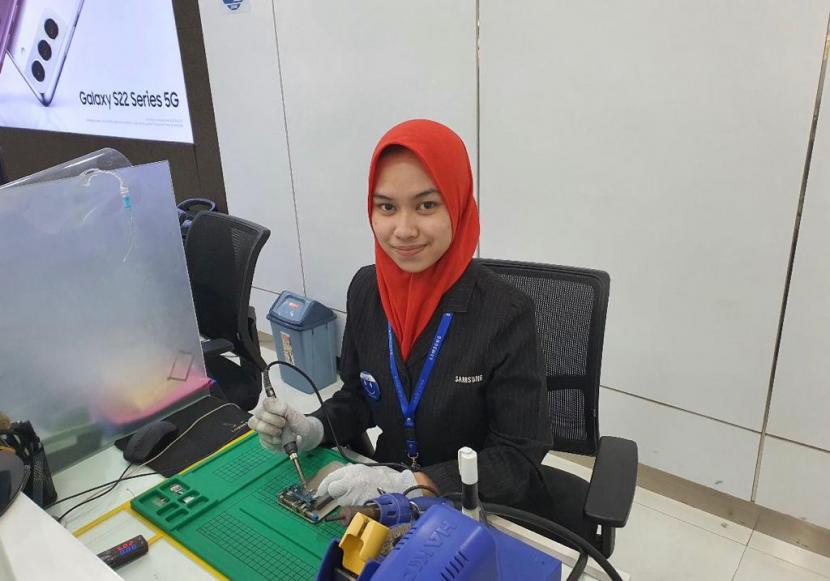 Alumnus SMK Negeri 10 Makassar, Khaerun Nisa kini menjadi promotor di SPS Digi Store Makassar.