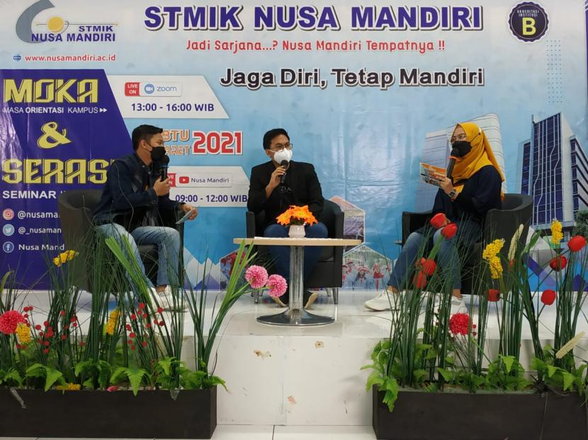 Alumnus STMIK Nusa Mandiri  yang juga seorang pengusaha startup sukses,  Giovanni Umboh membagikan kunci suksesnya kepada  mahasiswa baru STMIK Nusa Mandiri.