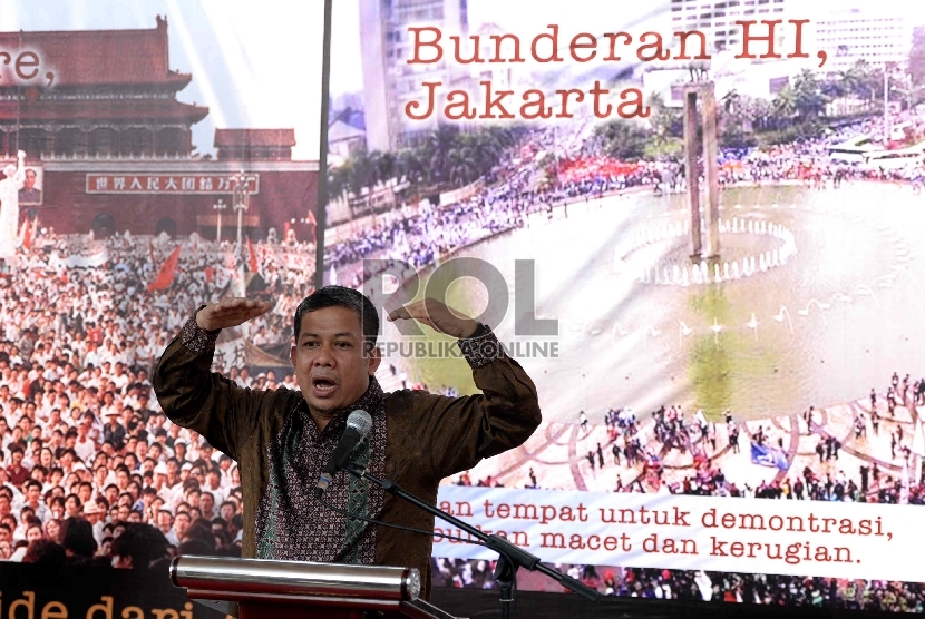 Alun-alun Aspirasi. Wakil Ketua DPR RI Fahri Hamzah memberikan paparan saat peresmian Partisipasi Publik Pembangunan Alun-Alun Demokrasi di area Gedung DPR RI, Jakarta, Kamis (21/5).