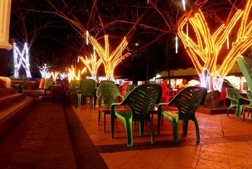 Alun-alun Pantai Seruni Kabupaten Bantaeng di malam hari